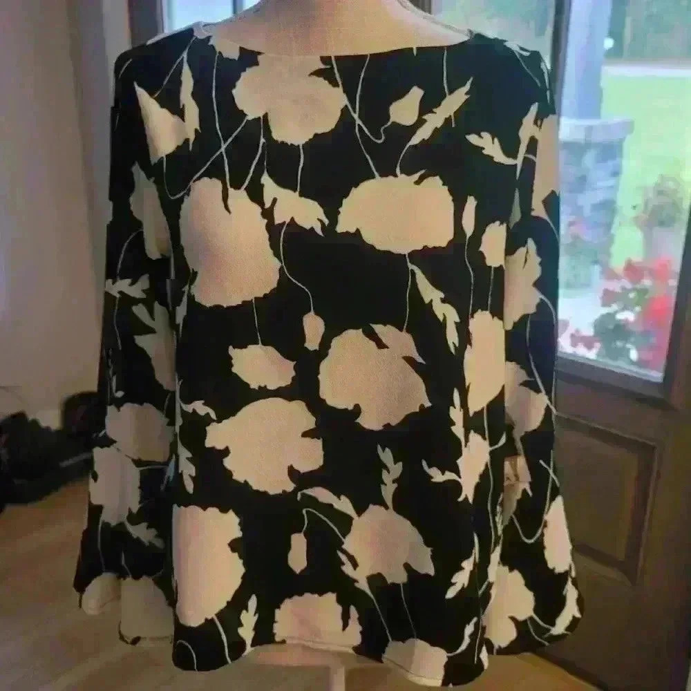 NWT Karen Kane Top